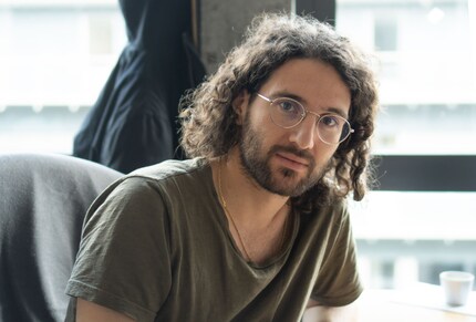 Le graphiste Alessandro sans café