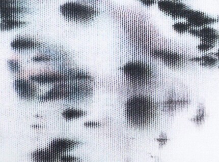 Questi schizzi di colore provengono dalle gocce di pioggia. Vengono creati quando gocciolano su tessuti pre-trattati e sensibili all'acqua. Immagine: ZigZagZurich