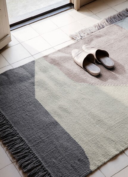 Le forme non concrete di questo kilim tradizionale ricordano i dipinti astratti. Immagine: Ferm Living