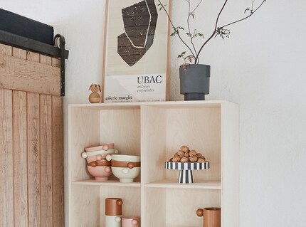 Skulpturale Designs besonders verschönern offene Regale. Bild: Oyoy