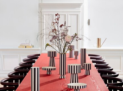 Mit oder ohne Blumen – diese Vasen überzeugen optisch allein durch ihre grafischen Streifen. Bild: Oyoy