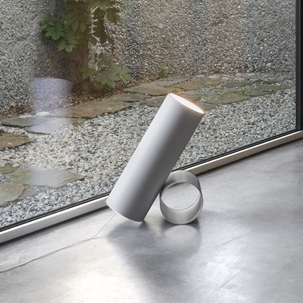 The « Sawaru» lamp appears to levitate on the scroll. Photo: Flos