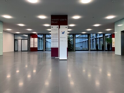 Le panneau dans le hall d’entrée