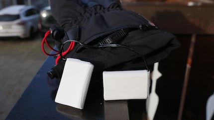 Die flachen Akkus verschwinden an der Innenseite des Handschuhschafts. Zum Aufladen kannst du einfach das Kabel umstecken.