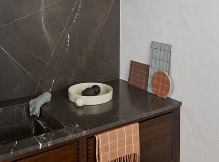 Le linee regolari trasformano queste superfici di tagliere in una grafica minimalista. Immagine: Oyoy