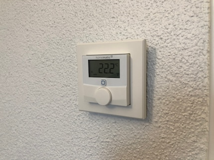 Les chiffres sur l'écran du thermostat mural IP Homematic qui n'est pas encore vissé signifient que tout est en ordre.