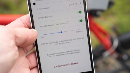 Wie nah muss dein Handy am Schloss sein, damit es sich entsperren lässt? Hier kannst du es einstellen.