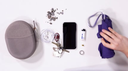 Mit Schirm, Charme und Schlüsselbund in den Krieg.