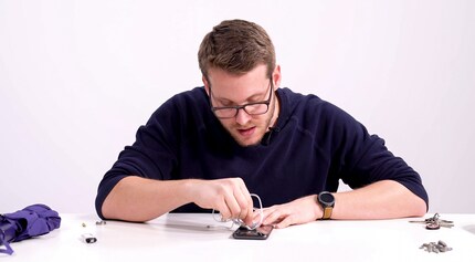 Mit viel Druck aufs Display gedrückt – kein Kratzer.