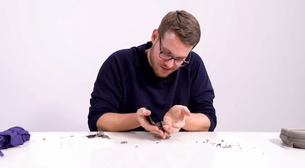 Mit Kieselsteinen von draussen geht’s dem iPhone an den Kragen.