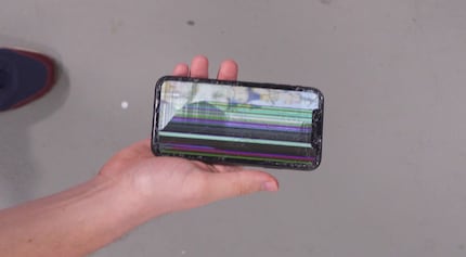 Insgesamt 15-Mal fliegt das Smartphone zu Boden. Das ist unreparierbar.