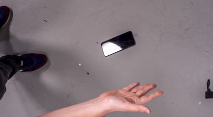 Das iPhone 11 fliegt durch die Luft – aus ca. einem Meter Höhe.