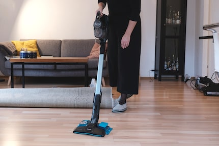 Der Philips lässt sich problemlos einhändig durch die Wohnung führen.