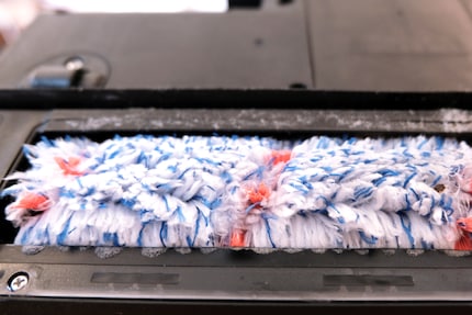 Durch die Bürste wird der Boden sauber und trocken.