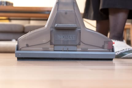 Die Düse funktioniert, gleitet aber durch die aufrechte Ausrichtung und den Gummiabzieher nicht ganz so leicht über den Boden.