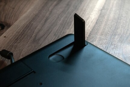 Die kleinen ausklappbaren Standfüße des Cintiq 16.