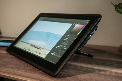 Das Cintiq 22 lässt sich höher aufrichten und ist bei der Neigung flexibel.