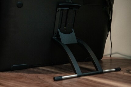 Für das Cintiq 16 kannst du den Standfuß dazu kaufen, beim Cintiq 22 liegt er in der Packung.