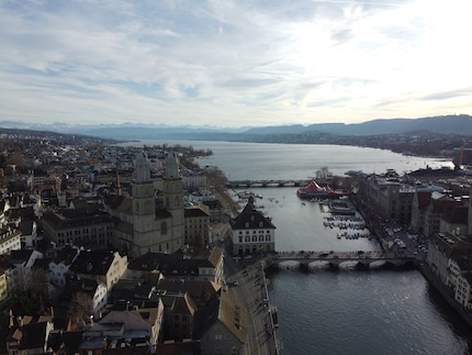 DJI Mavic Mini: Himmel ist rechts überbelichtet, Häuser dafür sehr dunkel.