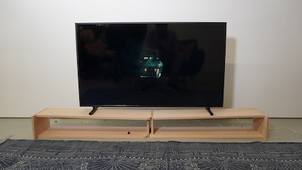 Gerade bei dunklen Szenen wird es schwierig, mit dem Frame in einem hellen Wohnzimmer fernzusehen. Hier siehst du gar mein eigenes Spiegelbild.