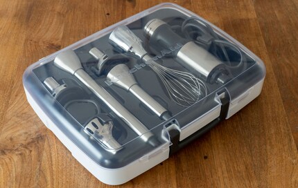 Lässt sich sehen: Im Koffer ist das Gerät von KitchenAid gut verstaut.