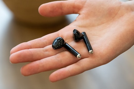 Die Hörer sehen aus wie die AirPods 2.