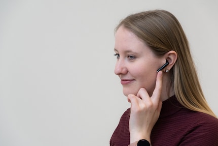 Einstellen kannst das Noise Cancelling am Hörer