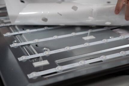 We counted a total of approximately 90 LED domes in our TV. That’s a grand total of 270 light-emitting diodes.