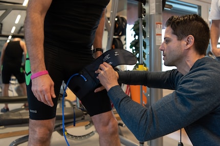 Claudio Viecelli plaçant la bande à occlusion.