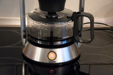 Before the brewing process is complete, you can pull the jug out of the machine and pour yourself a cup. Thanks to the in-built drip filter, nothing goes wrong here.
