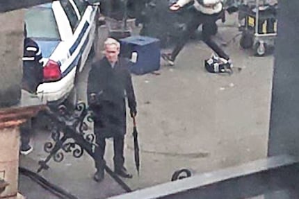 Foto dal set potrebbero suggerire che si tratti di Colin Farrell. L’ombrello è il marchio del Pinguino.