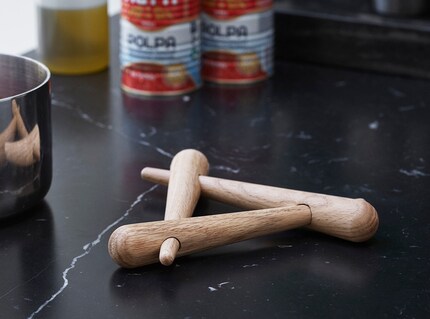 «Timber» ist nicht nur ein Holzobjekt, sondern dient auch als Untersatz für heisse Kochtöpfe. Bild: Normann Copenhagen