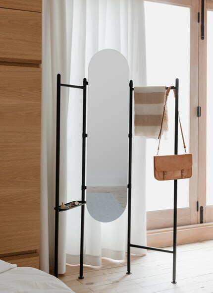Ce paravent fait office de rangement, de miroir et de cloison autonome. Photo : Umbra