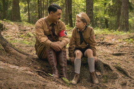 Il regista e Hitler (Taika Waititi) e Jojo (Roman Griffin)