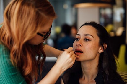 «Wenn du einen gepflegten Mund hast, kannst du auch einen Lipliner als Basis verwenden», so die Expertin.