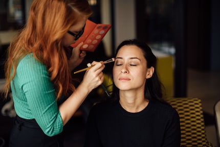 Learning by Doing. Caroline hat sich jeden Handgriff selbst beigebracht. Heute arbeitet sie für Kampagnen, Editorials und Fashion Shows.