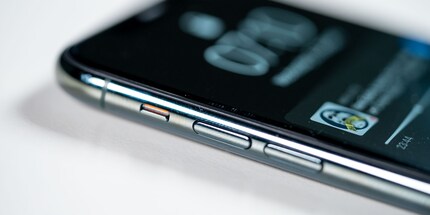 Die Kante mit dem Mute Button ist die Kante, an der das iPhone am einfachsten zu öffnen ist.