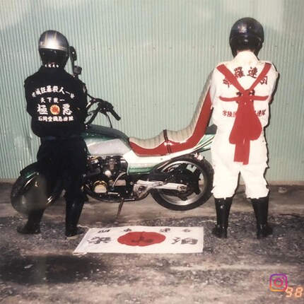 Yankiis pose in front of Mottorrad 1998.