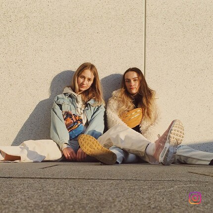 VSCO girls in corresponding retro style.