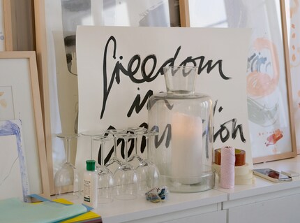 La devise de l'atelier noir sur blanc.