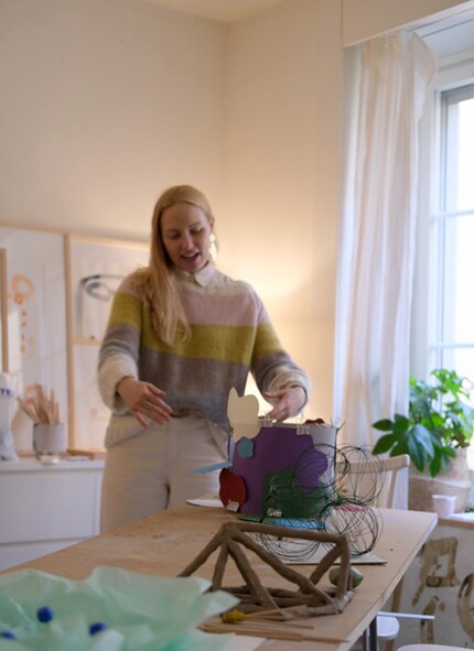 L'artiste Marisa Burn s'essaie à un matériau qu'elle n'aime pas vraiment pour donner forme à ses pensées.