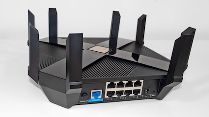 Pulsante di accensione/spegnimento, RJ45 WAN (2.5 Gbps), 8 x RJ45 WAN (2.5 Gbps), 8 x RJ45 WAN (2.5 Gbps).5 Gbps), 8 x RJ45 LAN (Gigabit), connettore di alimentazione, pulsante di reset