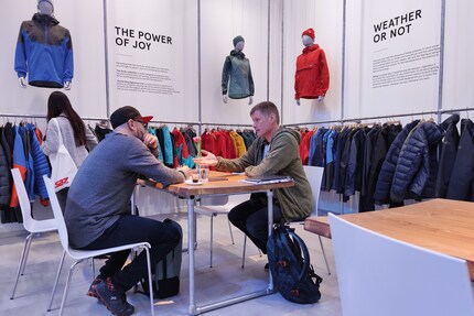 Ich lass mir den Öko-Rucksack im Detail erklären.