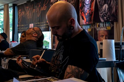 Maurizio disegna i suoi tatuaggi solo su iPad