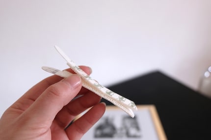 Like on a child's shoe, 3M uses Velcro