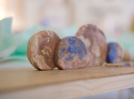 Tout est permis : pétrir, peindre ou plier.