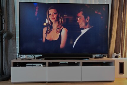 Ohne FALD sind die Schwarzwerte mies und das Licht reflektiert extrem stark.