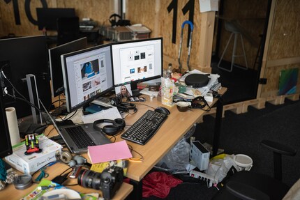 Zugegeben, neben Platzmangel lässt sich an meinem Tisch auch eine Tendenz zum Messie erkennen.