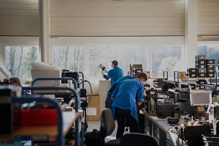 Kameras werden in der Werkstatt mit verschiedenen Objektiven getestet.