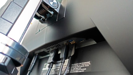 DisplayPort (v1.4), HDMI tipo A (v2.0), jack da 3,5 mm, USB 3.0 upstream e 4 x USB 3.0 tipo A.